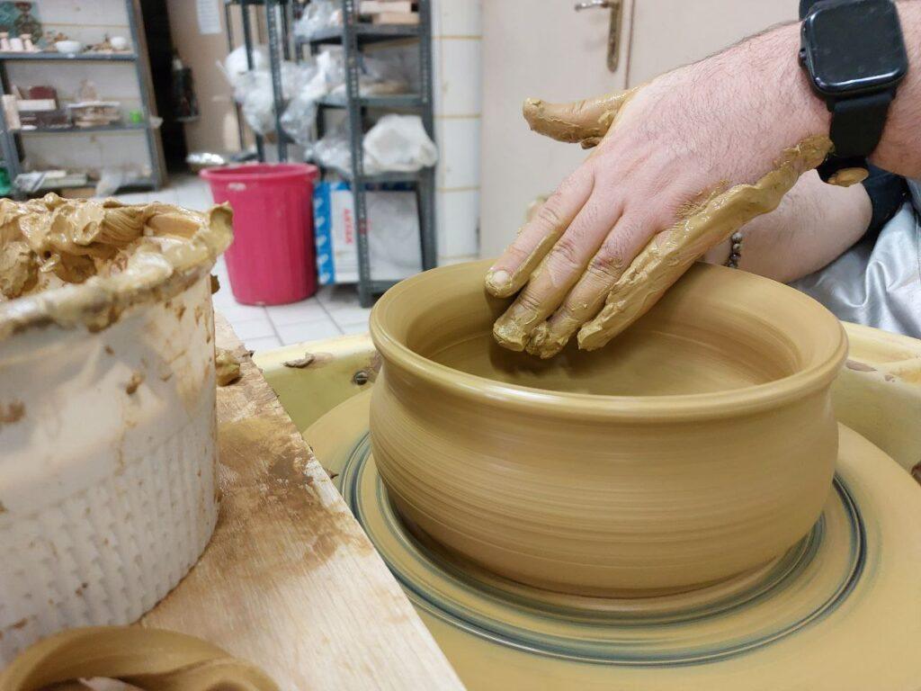 زمان یادگیری سفالگری با چرخ