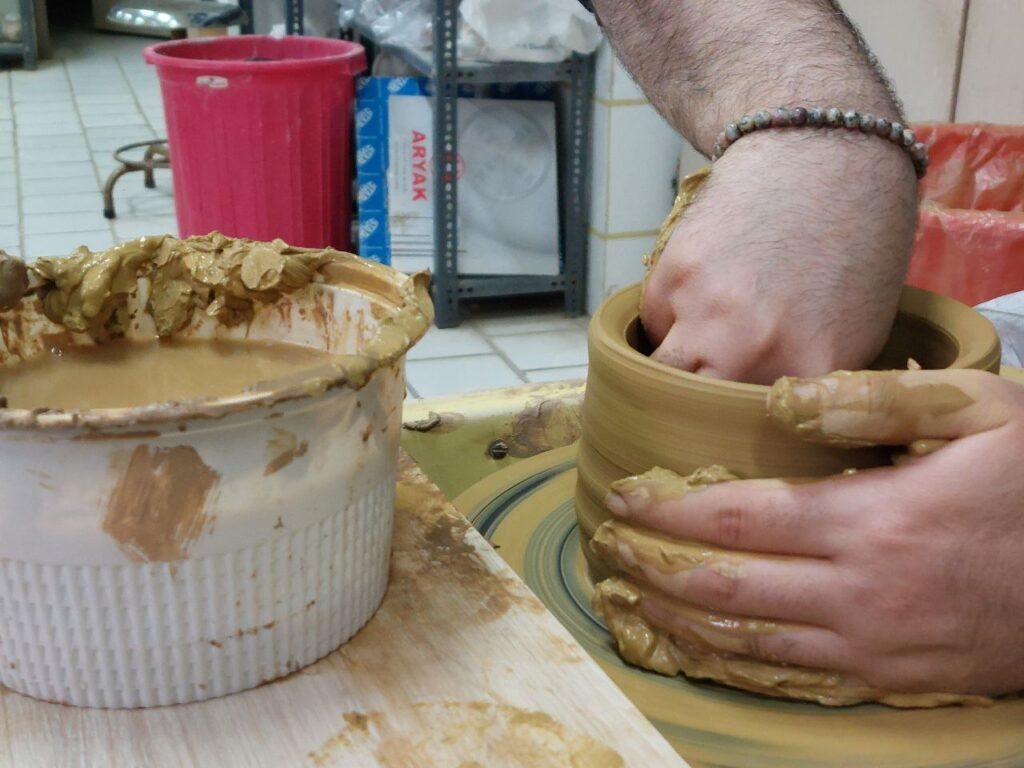 چرخ سفالگری در خانه